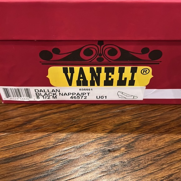 Vaneli “Dallan” scalloped dress wedge black shoe. - Picture 3 of 11